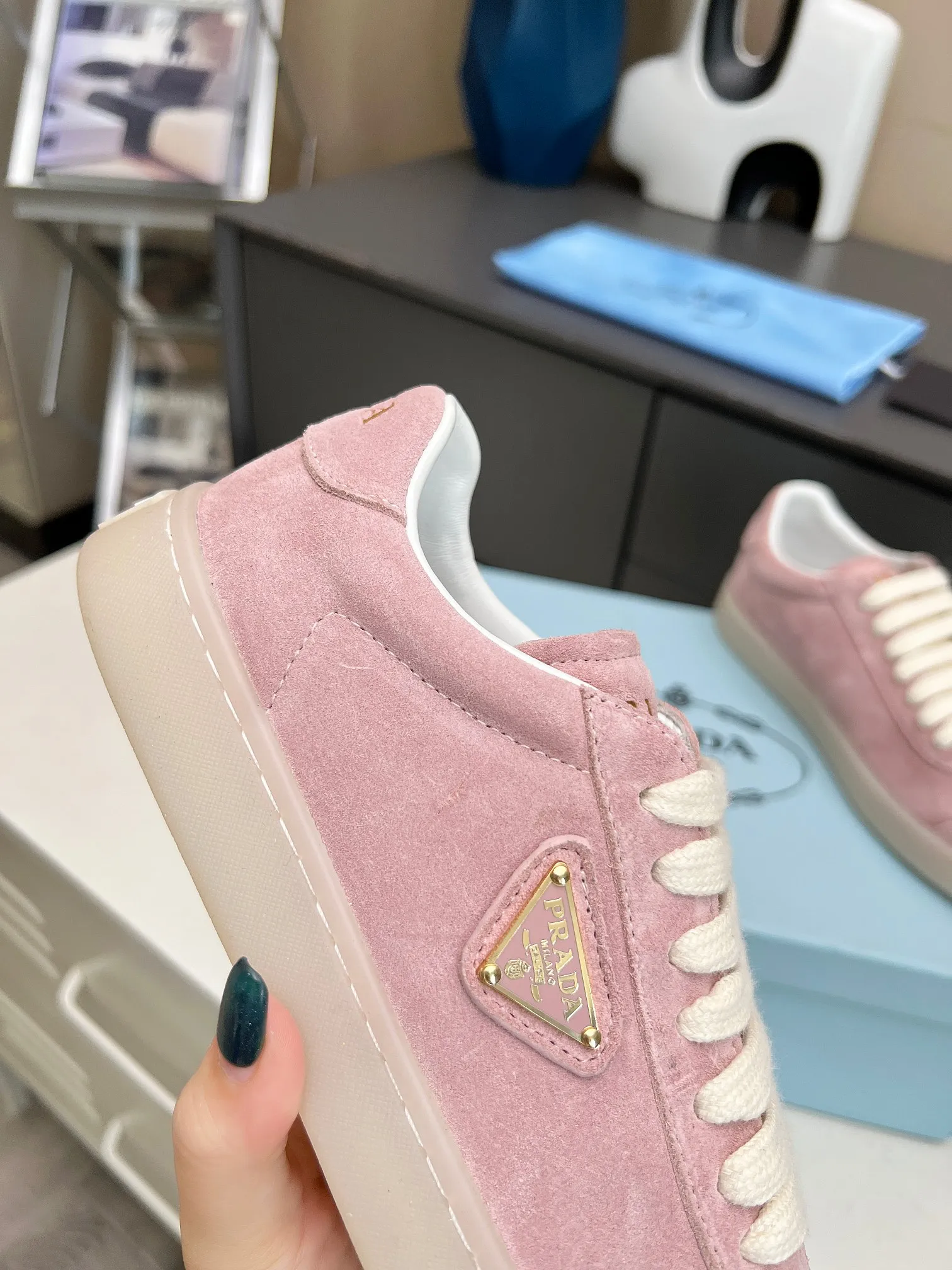 👟👟Ex-factory price 480👟👟 2024 Prada/Prada "couples" metal logo decorated Lane leather sneakers. This sneaker is fashionable and simple, showing the full integration of minimalist style and sports personality. Easy to wear and durable, artistic retro style. Leather material: original imported cowhide. Lining: sheepskin lining. Shoe logo: enamel-coated triangular metal logo. Size: 35-45 (female 41, male 45, custom-made, non-returnable).